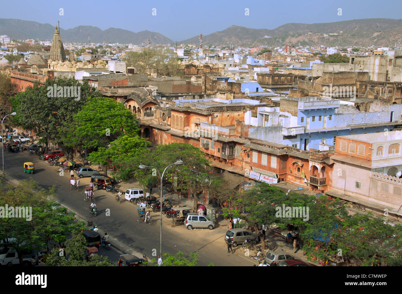 Siredeon Bazaar dall'Hawa Mahal o Palazzo dei venti di Jaipur India Rajasthan Foto Stock