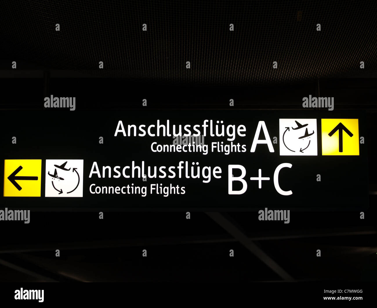 Segni della scheda in un aeroporto tedesco Foto Stock