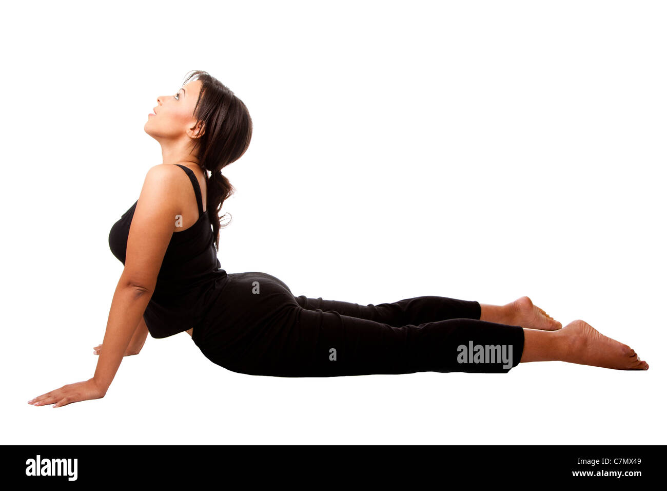Bella donna attraente esercizio di stretching allenamento Cobra Posizione di Yoga, vestita di nero, isolata. Foto Stock