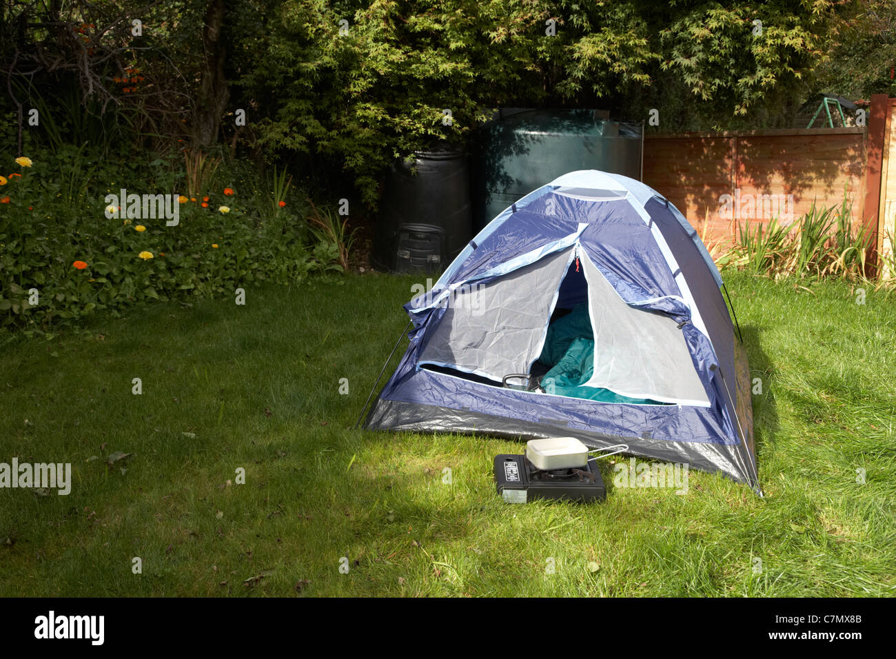 Porta anteriore sinistra aperta su una piccola tenda a cupola si accamparono nel giardino della casa nel Regno Unito Foto Stock