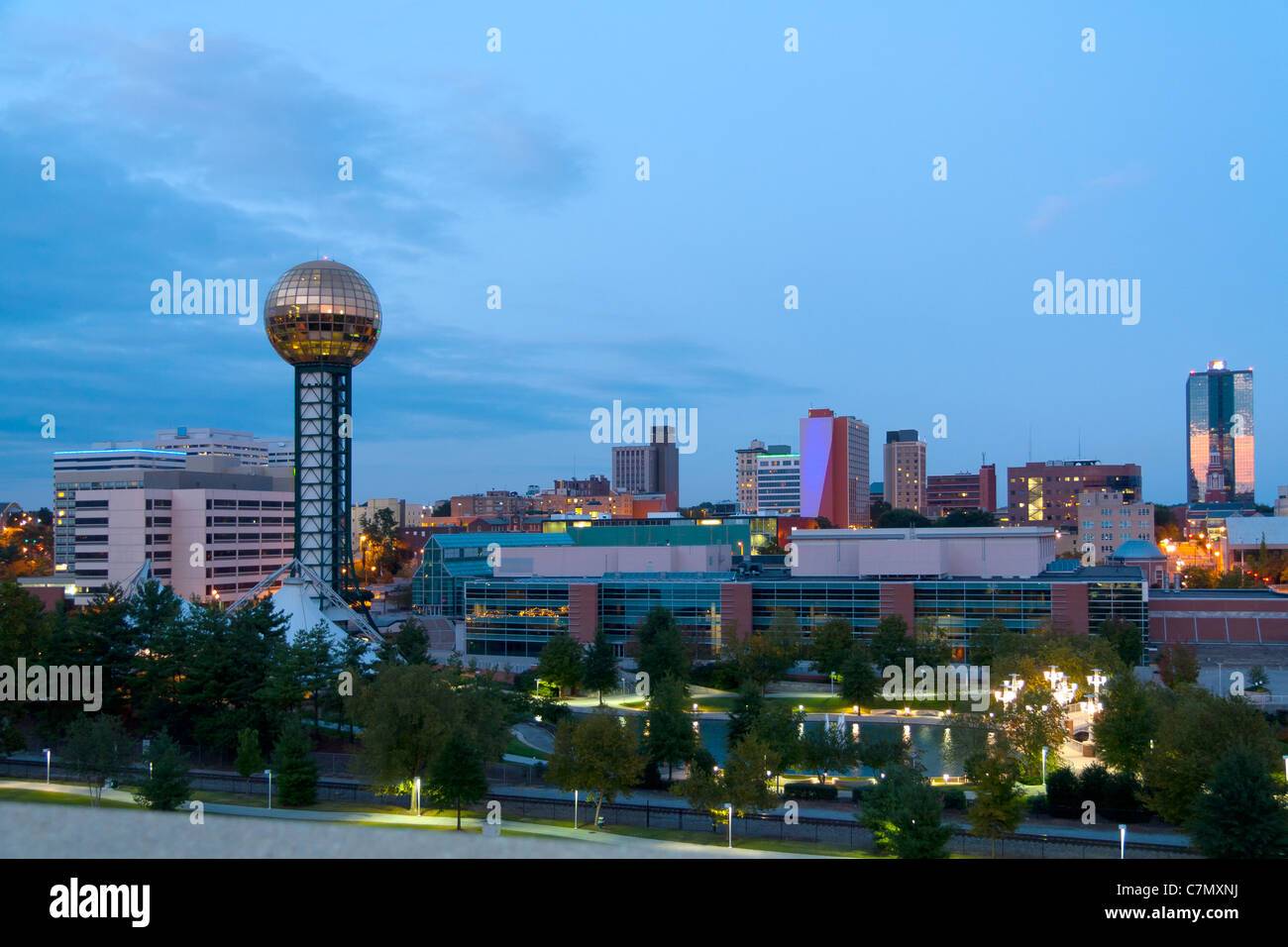 La città di Knoxville, Tennessee al crepuscolo Foto Stock