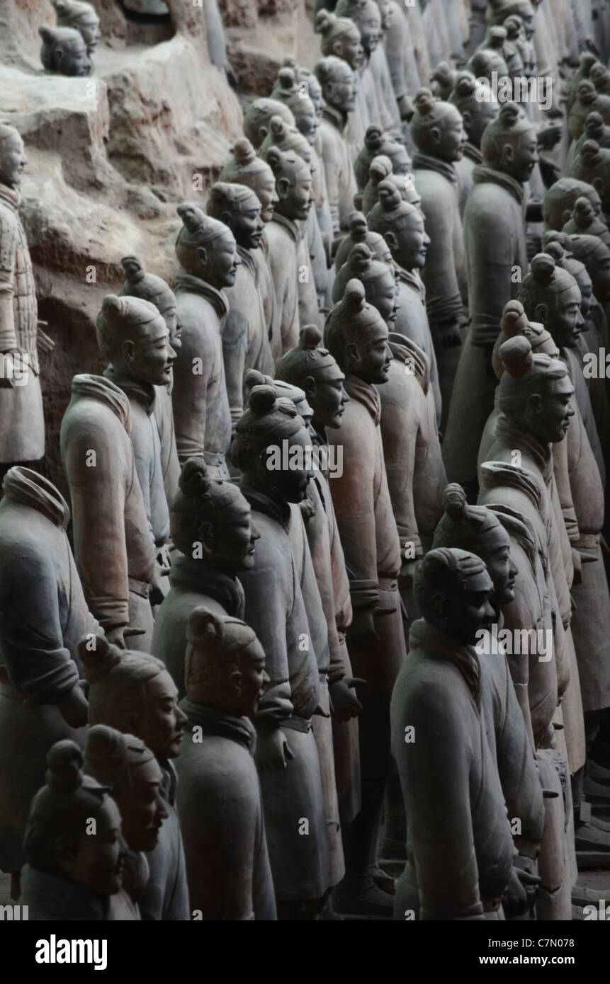 2200-anno-vecchi guerrieri di terracotta nella loro sepoltura box, Qin Shi Huang, Xi'an, Shaanxi, Cina Foto Stock