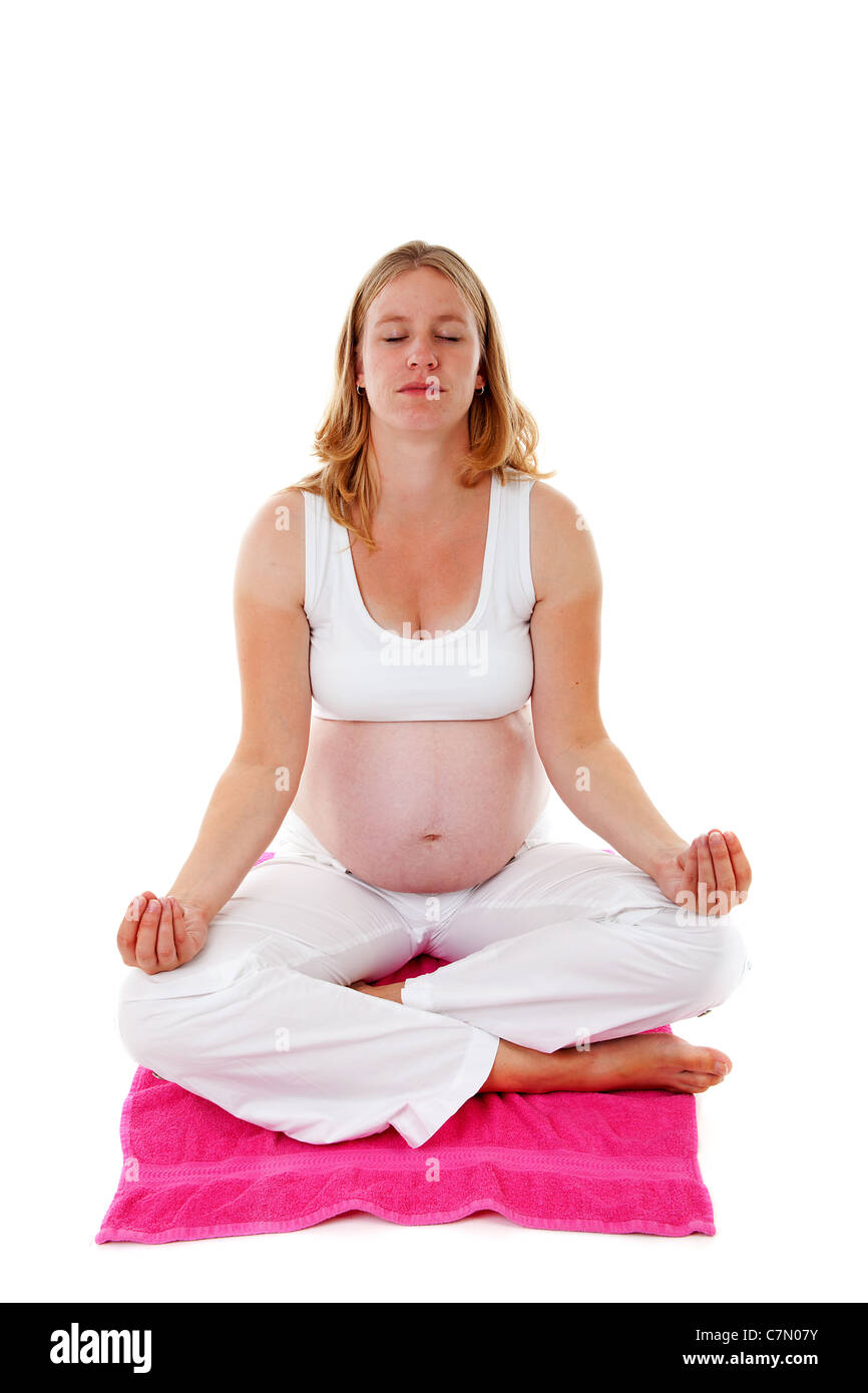 Donna di fare meditazione yoga gravidanza su sfondo bianco Foto Stock
