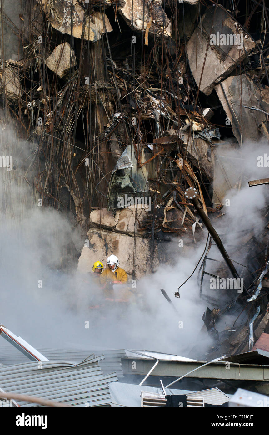 Thai fire fighters combattere l'inferno in mezzo alla distruzione presso il Central World shopping mall, Bangkok, Thailandia © Kraig Lieb / Alamy Foto Stock