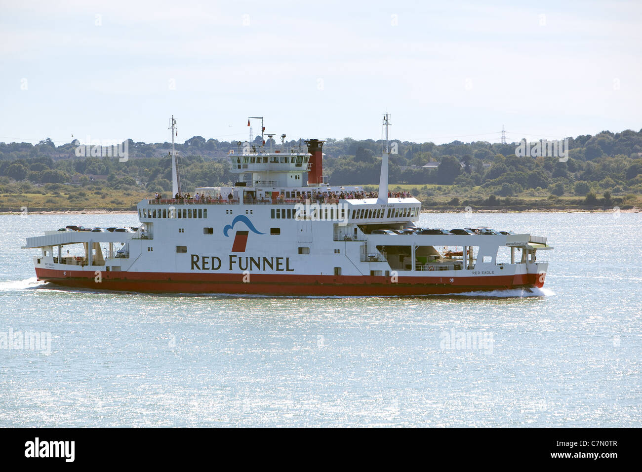 Aquila Rossa per i passeggeri dei traghetti nel porto di barca a vela dal Porto di Southampton all isola di Wight. (Imbuto Rosso linea) Foto Stock