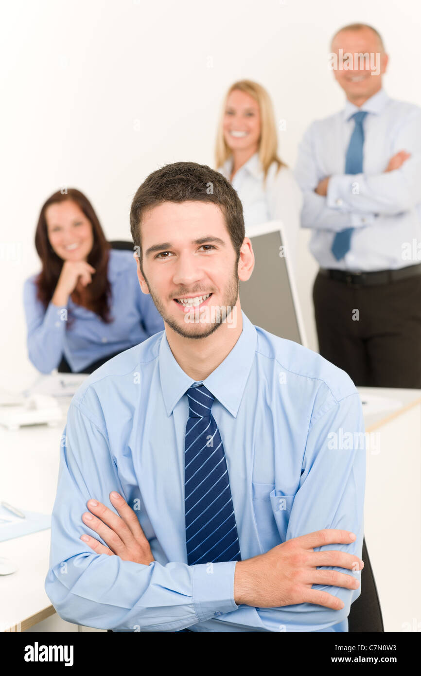 Il team di Business ritratto di bello imprenditore con attraente felici i colleghi Foto Stock