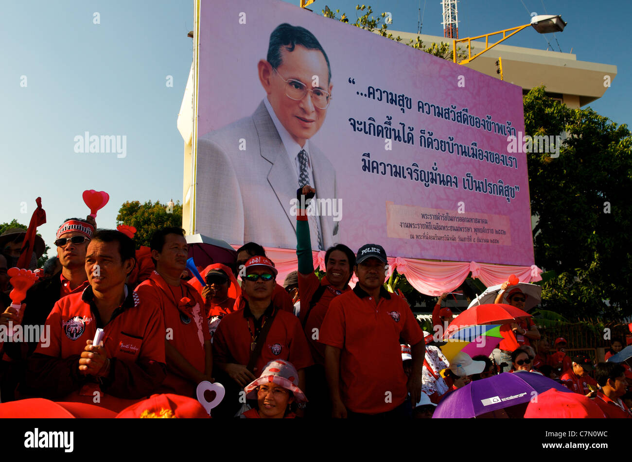 Tabellone del Re (Rama IX) al di sopra di protesta, maglietta rossa protesta, Phan Fa Bridge, Bangkok, Thailandia. © Kraig Lieb Foto Stock