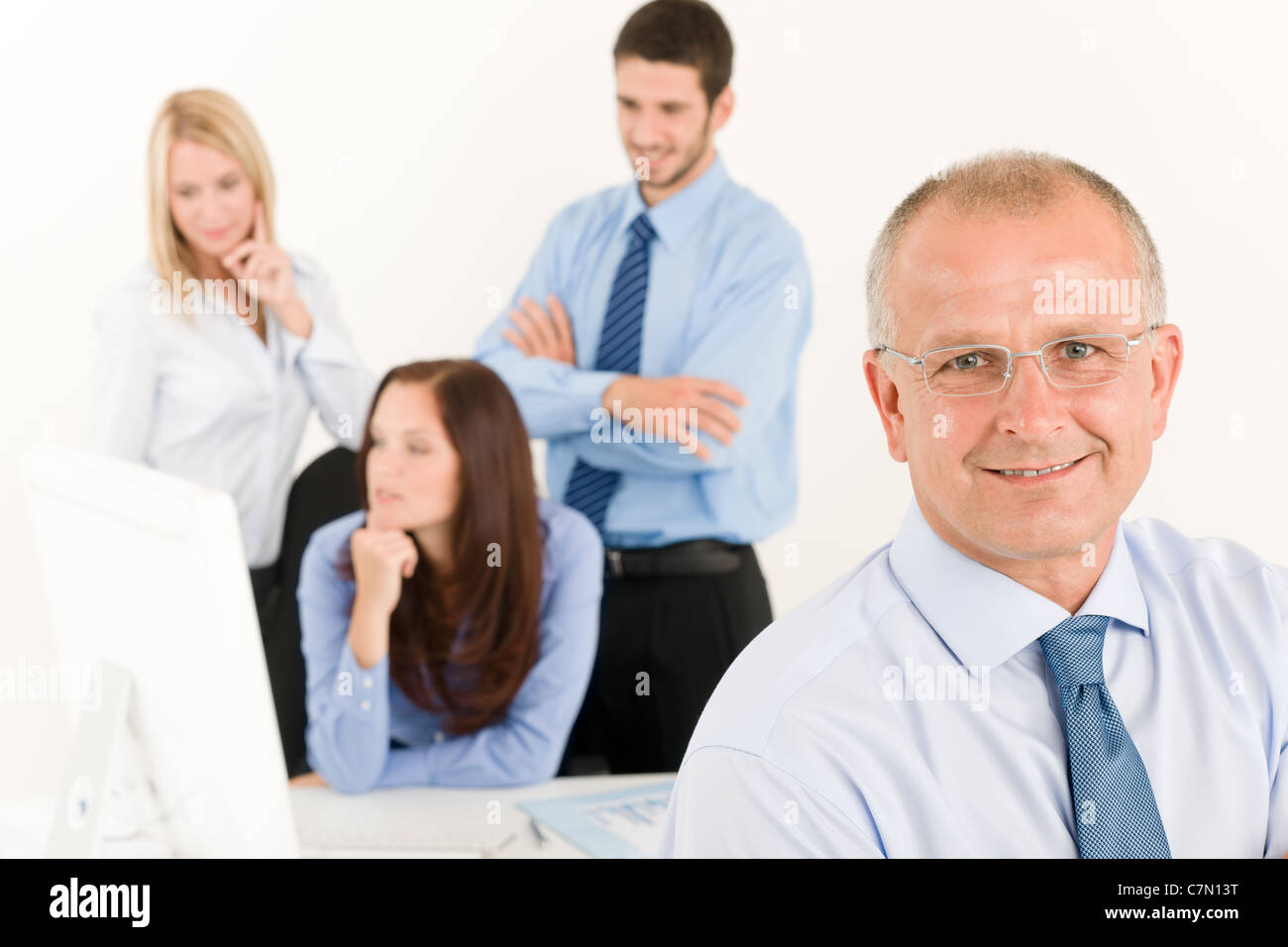 Il team Aziende di close-up di imprenditore senior con attraenti felici i colleghi Foto Stock