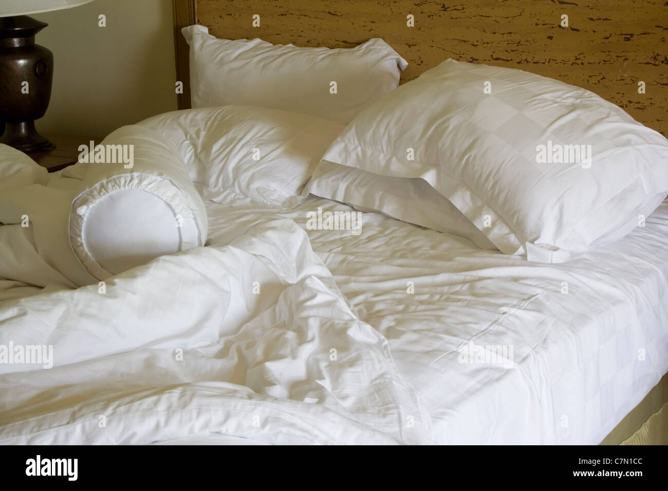 Confuso disfatto letto con cuscino e copripiumino Foto Stock