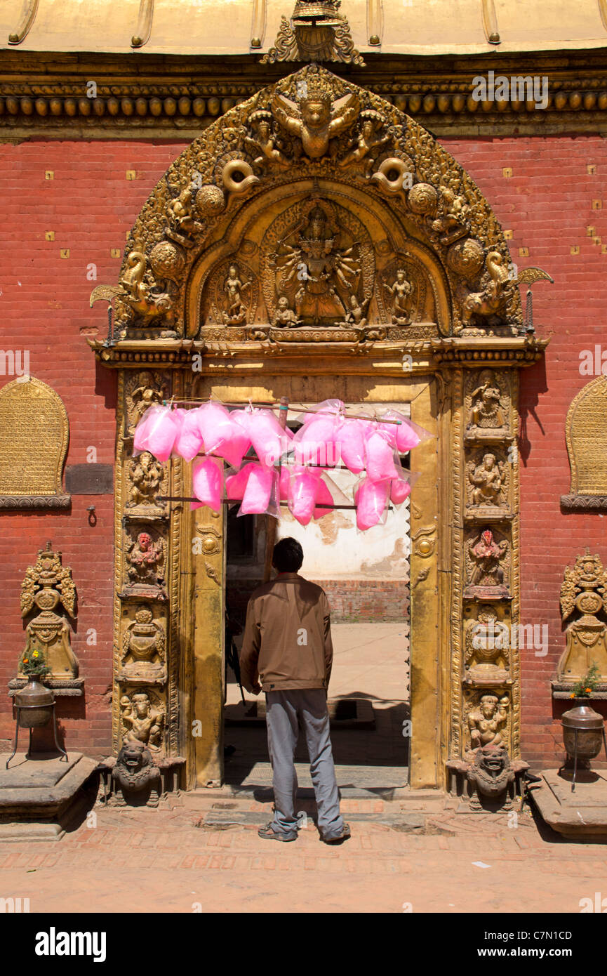 Uomo in piedi all'ingresso di un tempio nepalese, Kathmandu, Regione centrale, Nepal Foto Stock