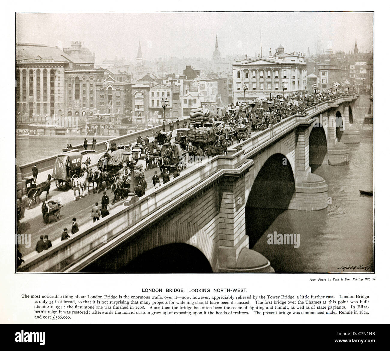 London Bridge, guardando a Nord Ovest, 1897 fotografia Vittoriano del flusso di traffico che attraversa oltre il Fiume Tamigi Foto Stock