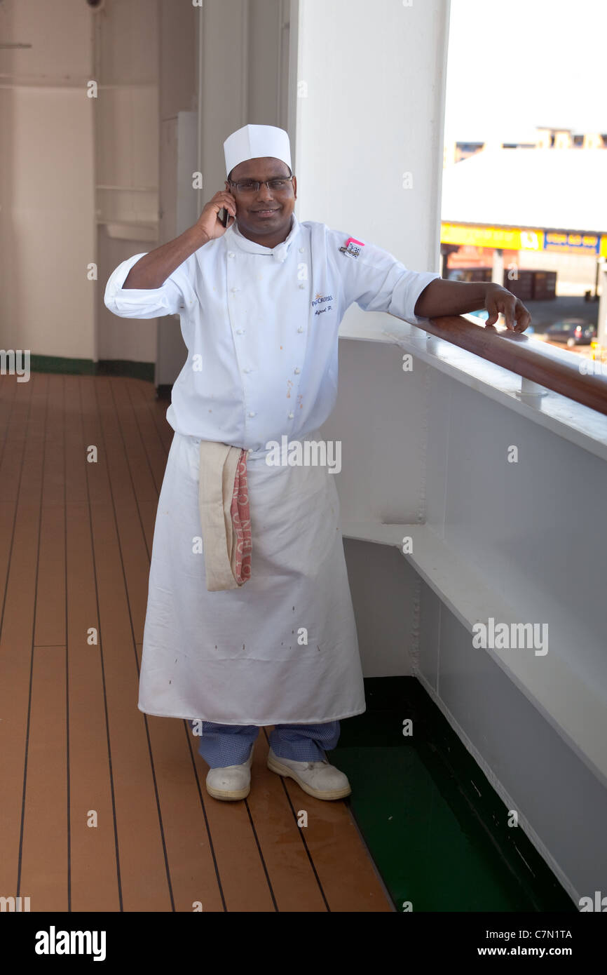 Gente di mare di dover telefonare a casa per la famiglia e gli amici. Southampton Docks England Regno Unito Foto Stock