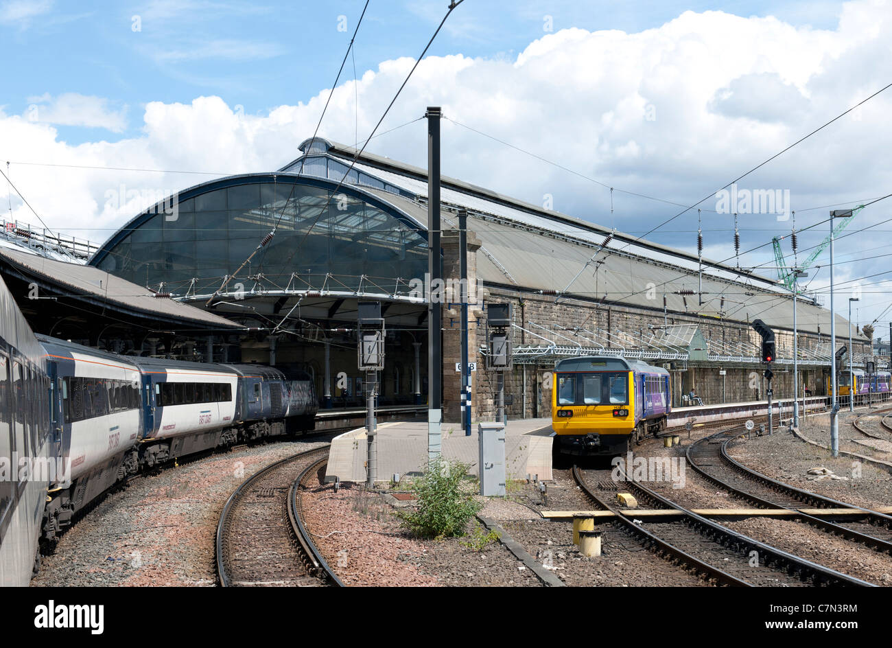 Costa est treno intercity lasciando la stazione di Newcastle, Newcastle, Inghilterra, Regno Unito. Foto Stock