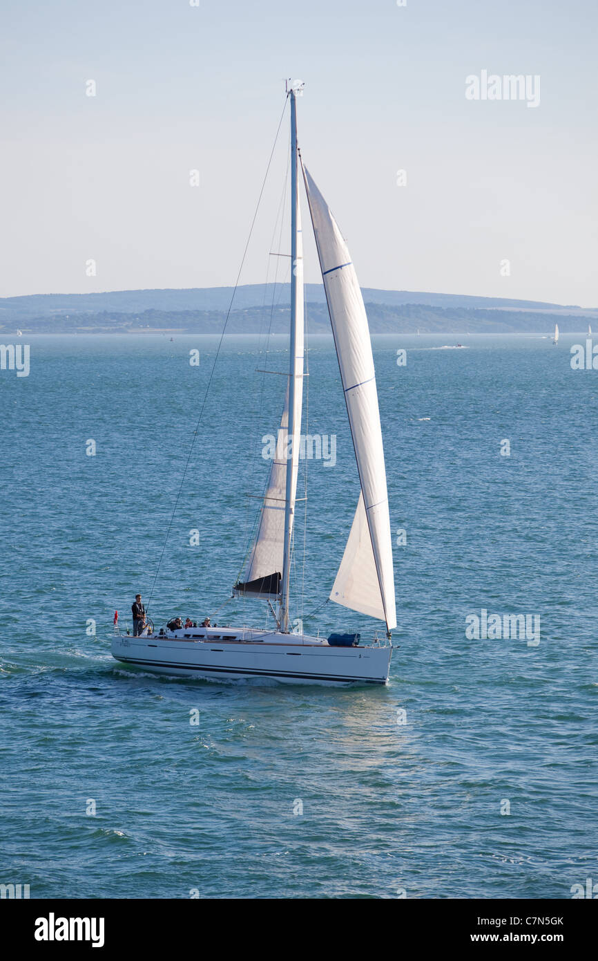 Yacht a vela nel Solent. Inghilterra, Regno Unito Foto Stock
