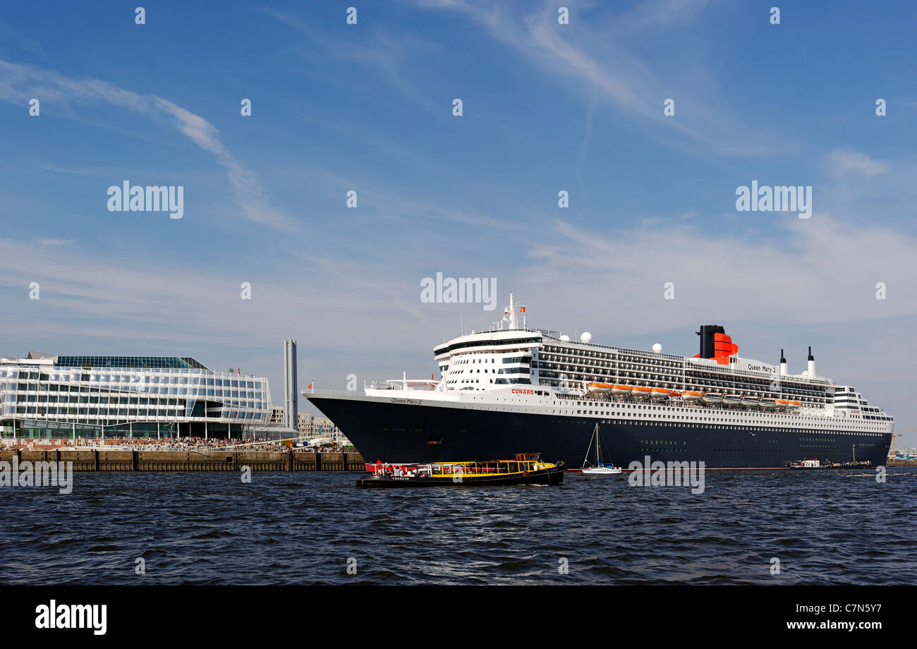 Nave da crociera Queen Mary 2 in corrispondenza del centro della crociera ad Amburgo, Germania, Europa Foto Stock