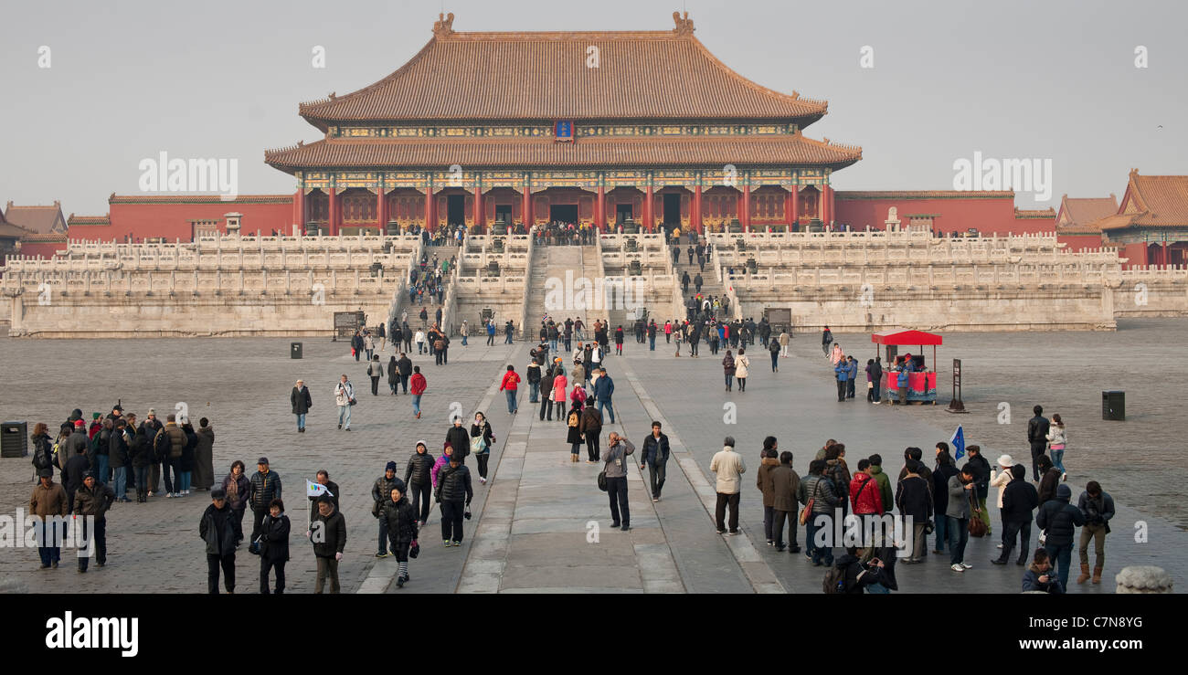 Turisti si riuniscono nel cortile davanti alla sala della suprema armonia, Pechino, Cina Foto Stock