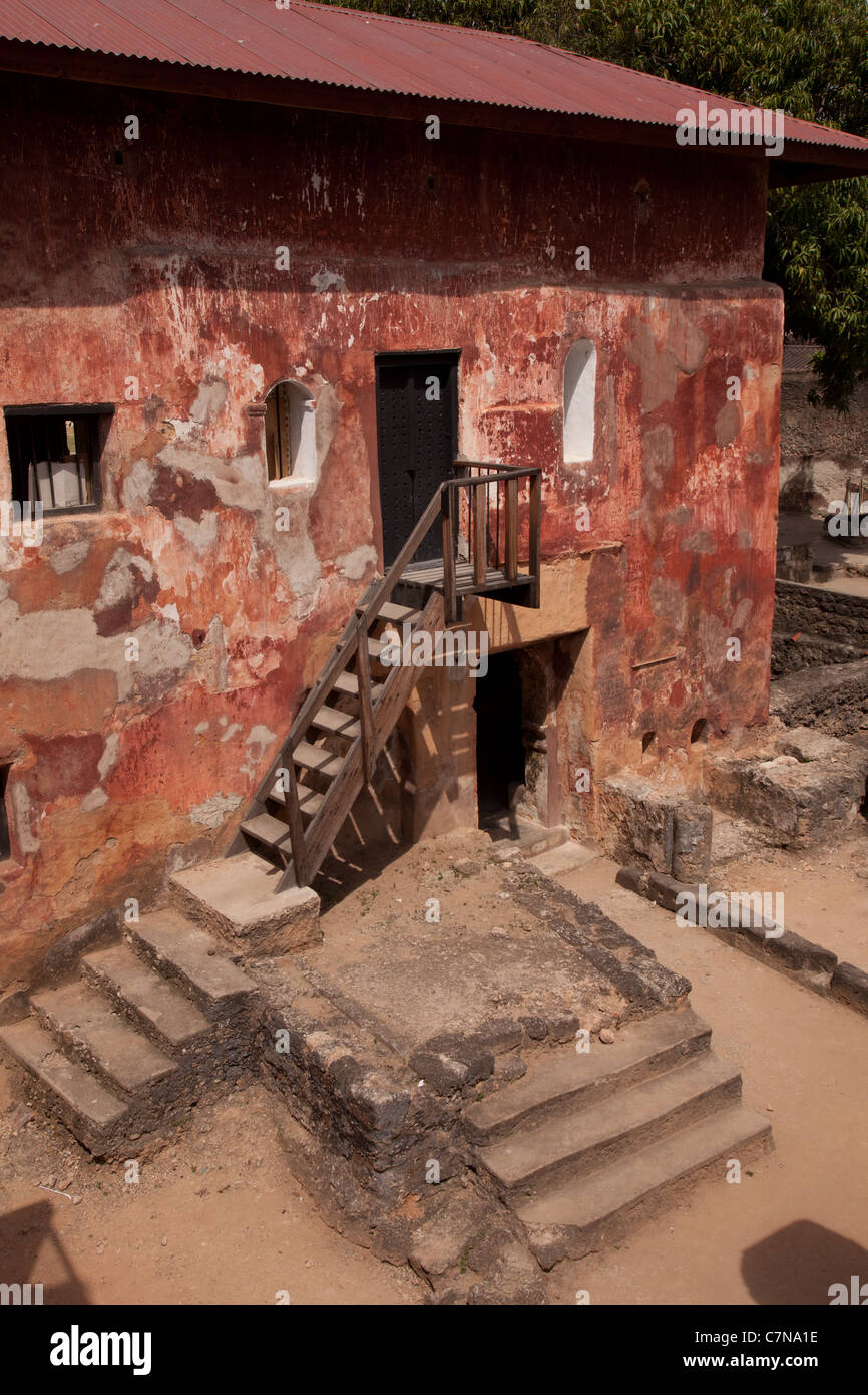 Gli edifici di vecchia costruzione presso lo storico Fort Jesus, nonché patrimonio dell'UNESCO, Mombasa, in Kenya, Africa Foto Stock