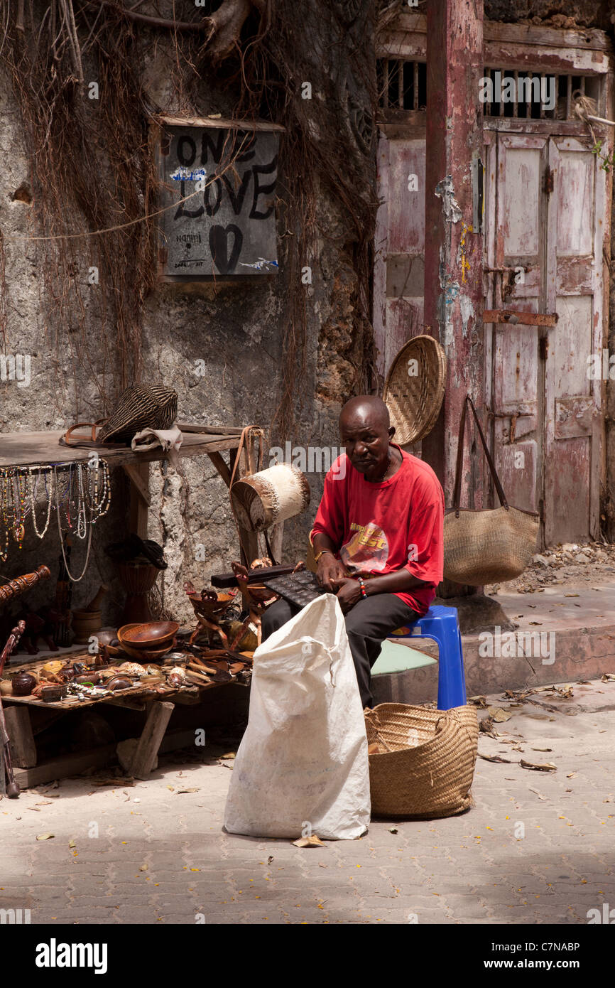 Curio venditore in la città vecchia di Mombasa, sito patrimonio mondiale dell'UNESCO, Kenya, Africa Foto Stock