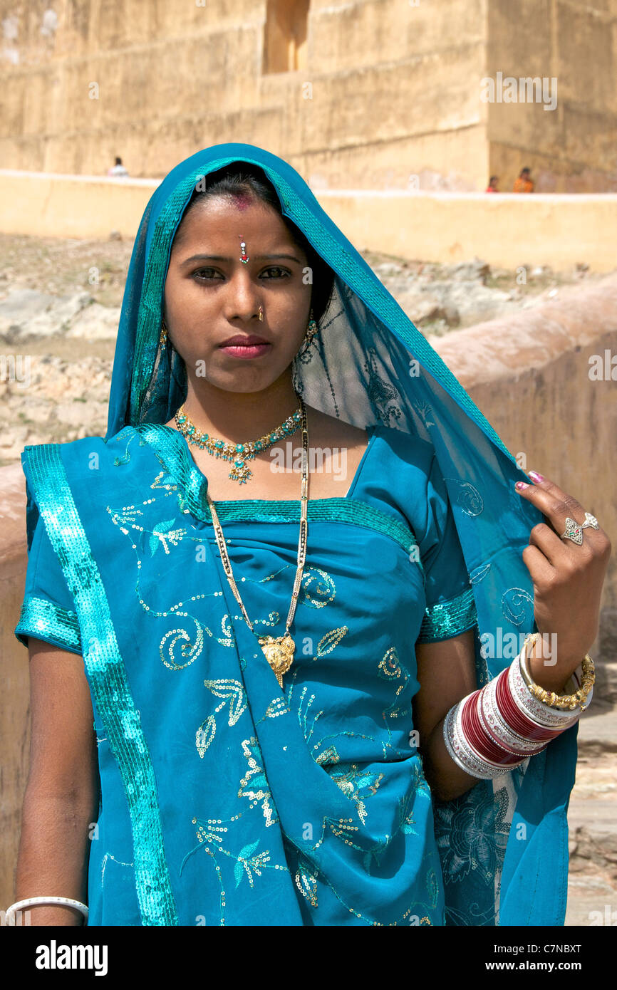 Ritratto affascinante ragazza in blu tradizionale sari Ambra Palace Rajasthan in India Foto Stock