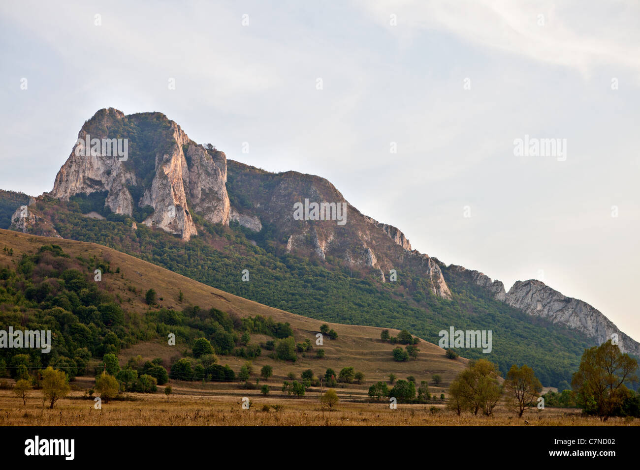Montagne rocciose sopra il villaggio Rimetea, Romania Foto Stock