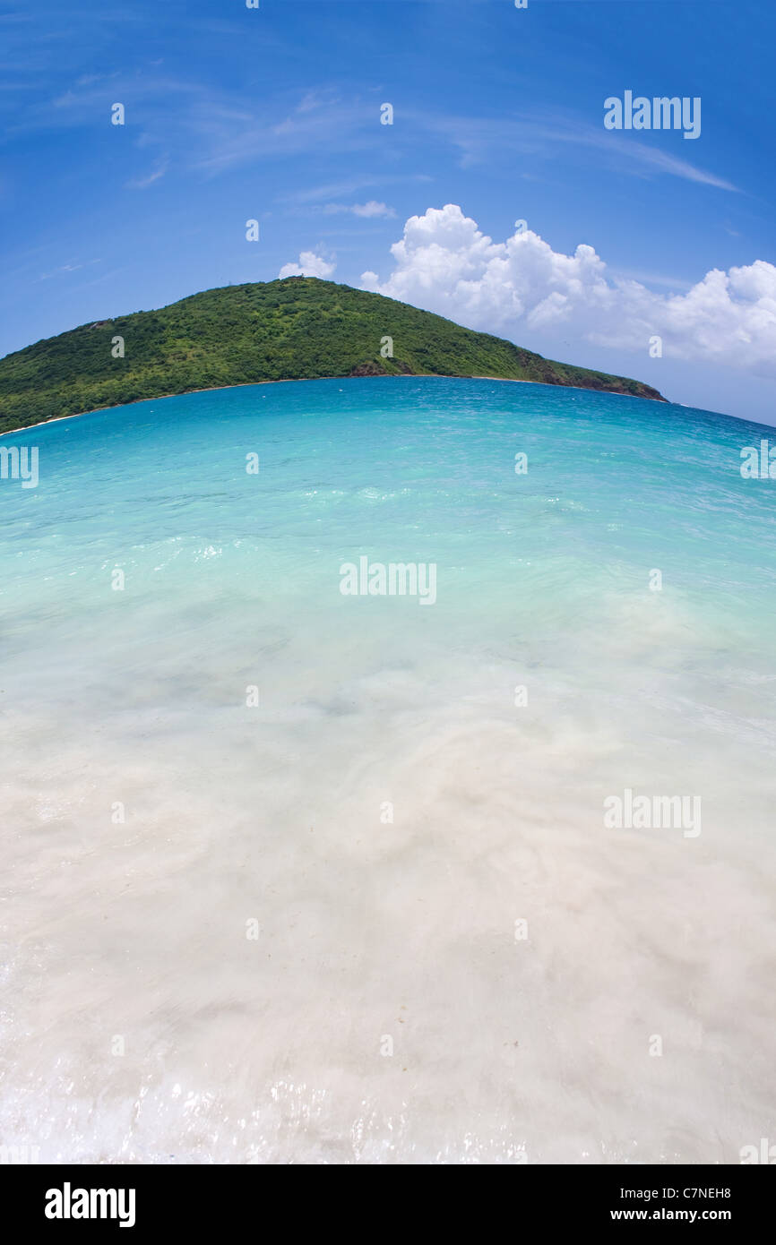 Ampio angolo di Vista fisheye del Far Eastern Shore attraverso dal flamenco beach sulla bella Puerto Rican di isola di Culebra. Foto Stock