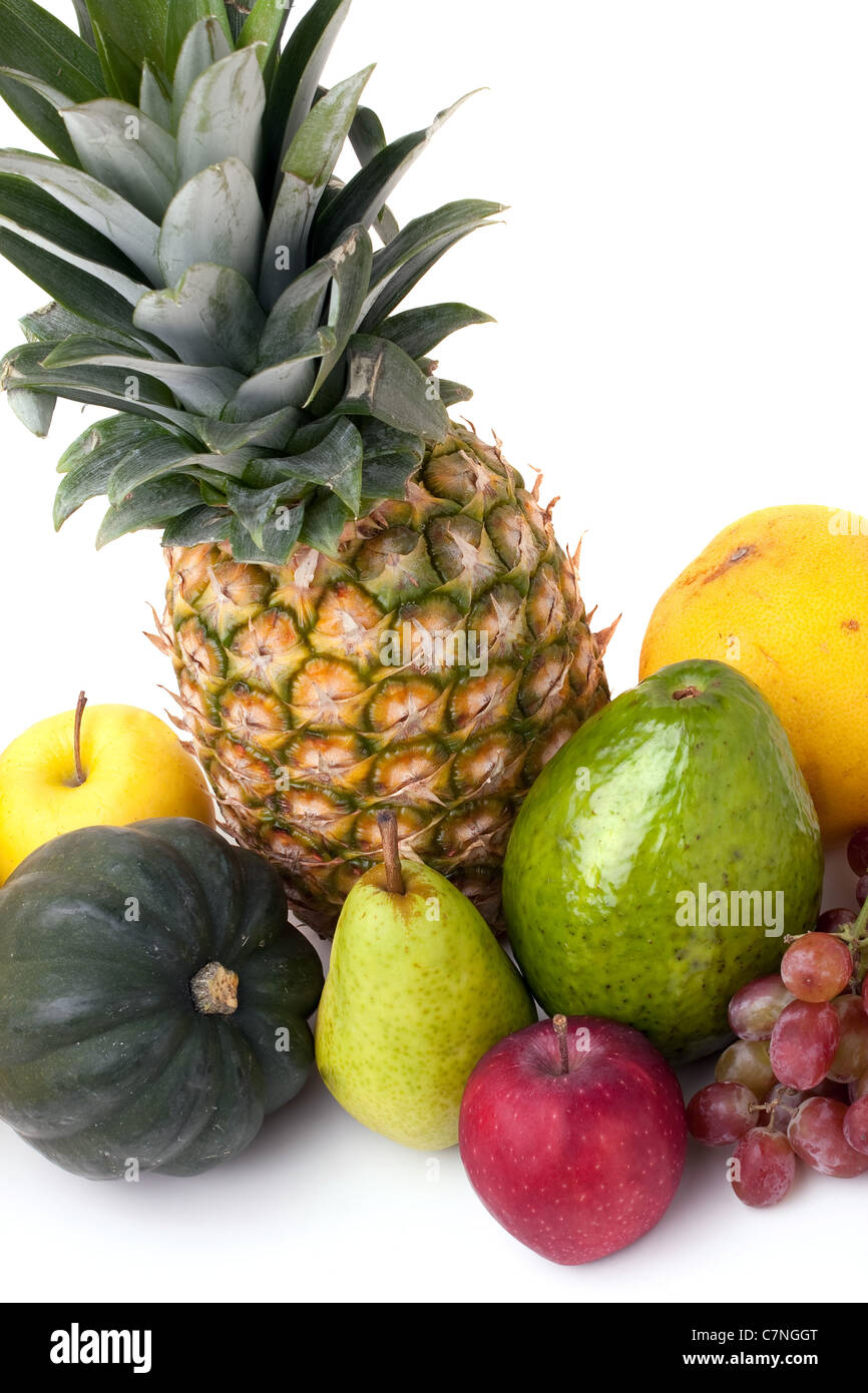 Un gruppo di disposti di frutta fresca e verdura isolato su bianco. Foto Stock