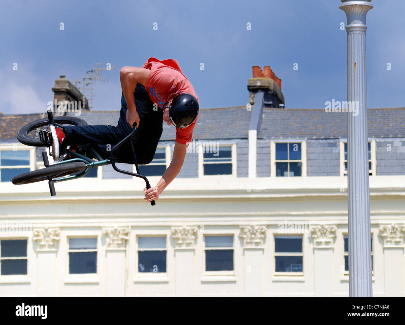 Il Salto in alto su una stunt bike Foto Stock