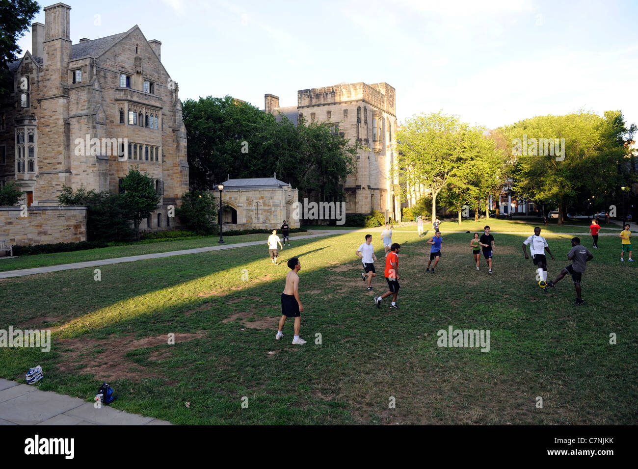 La Yale University gli studenti che frequentano la scuola estiva di prelievo del gioco del calcio. Foto Stock