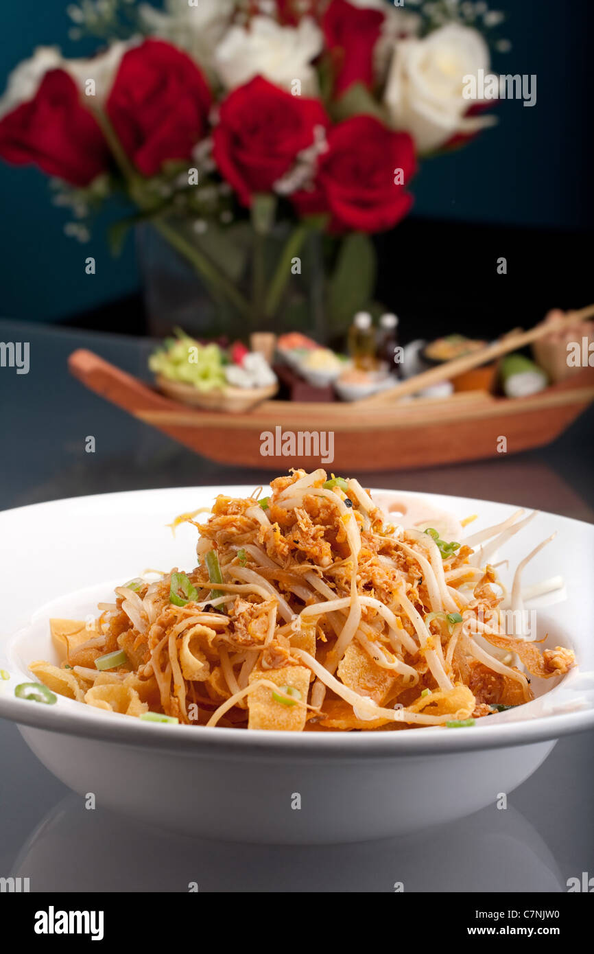 Un piatto tailandese di crisy tagliatelle e i germogli di soia in una grande ciotola bianca con i bastoncini. Foto Stock