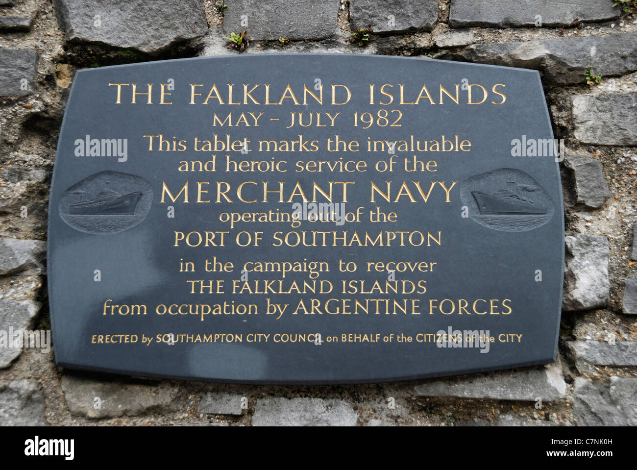 Isole Falkland guerra Marina Mercantile lapide in le rovine della chiesa di Holyrood, Southampton, Hampshire, Inghilterra Foto Stock