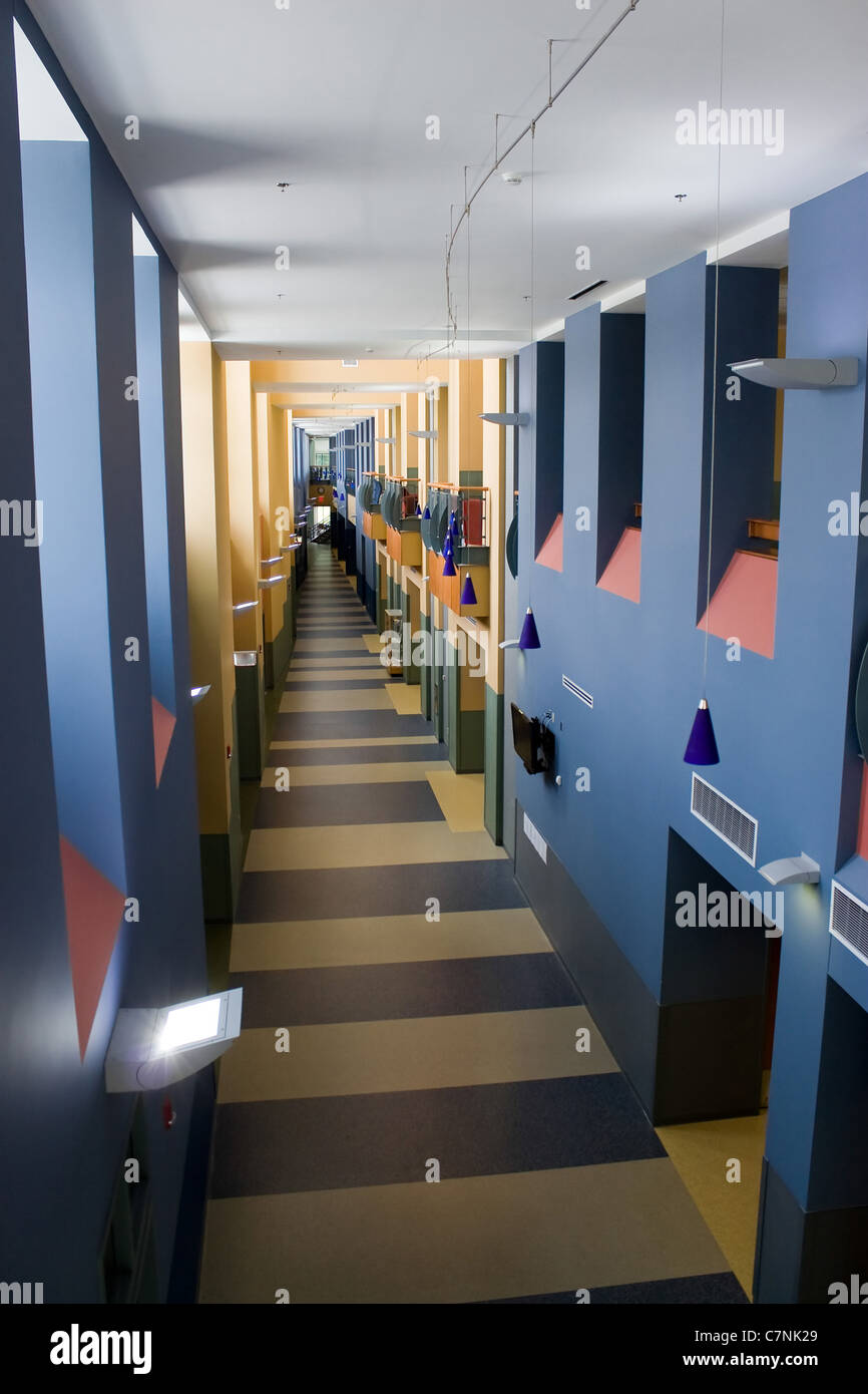 Un arredamento moderno con un lungo corridoio vuoto con design contemporaneo. Foto Stock