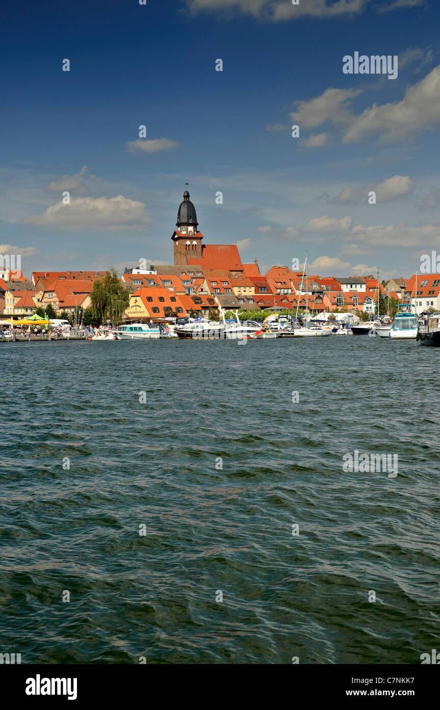 Vista di Waren & il Lago Mueritz, Meclemburgo-Pomerania, Germania. Foto Stock