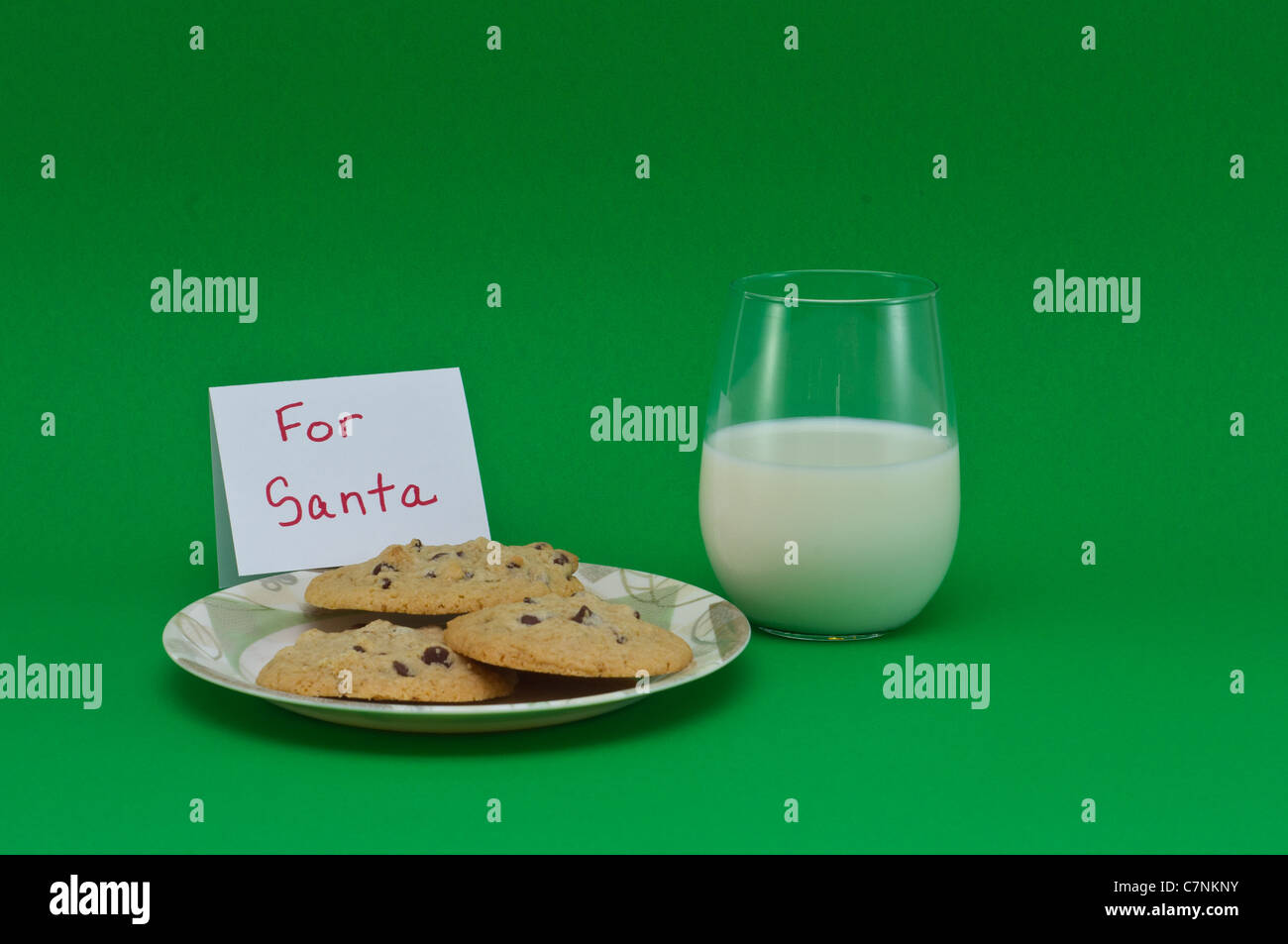 Biscotti e latte isolate su uno sfondo verde Foto Stock