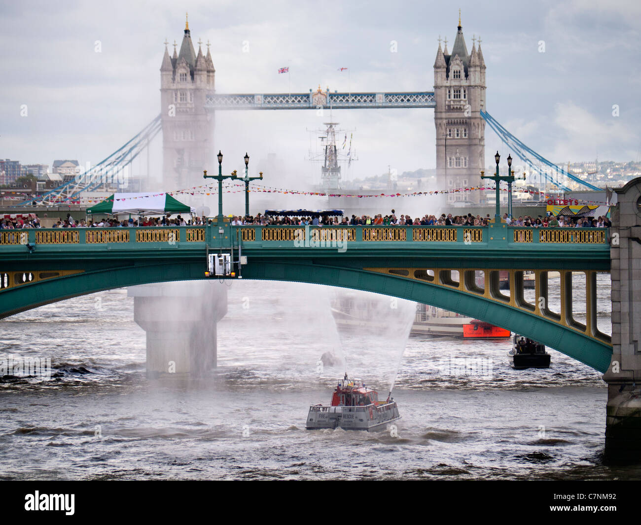 Fireboat passa sotto il ponte di Southwark, Londra, durante il Festival del Tamigi Foto Stock