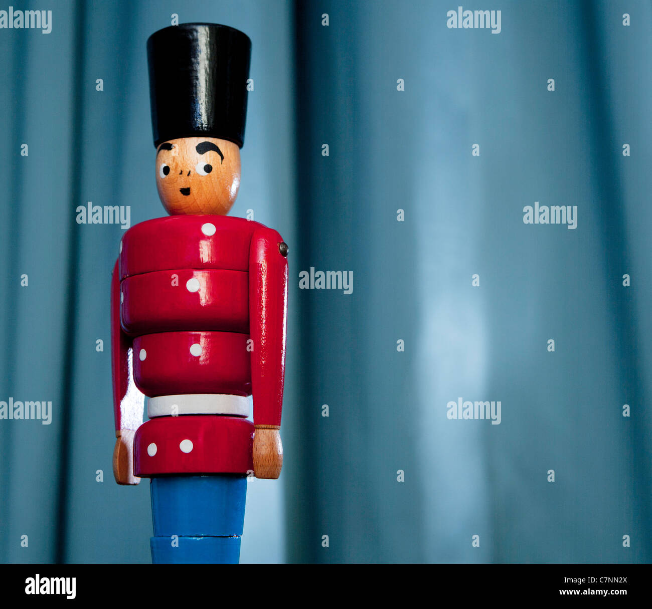 Giocattolo di legno soldato contro uno sfondo blu. Foto Stock