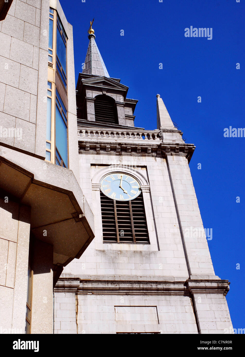 La torre di San Lorenzo Jewry chiesa accanto a uffici moderni in un giorno di estate in 'città' quartiere finanziario di Londra, Inghilterra. Foto Stock