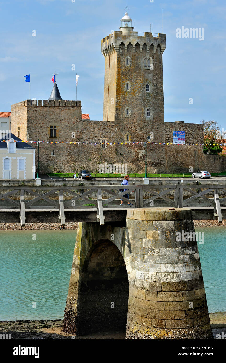 Il castello / faro château Saint-Clair a Les Sables-d'Olonne, la Vendée, Pays de la Loire, Francia Foto Stock