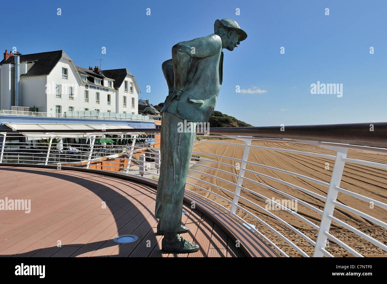 Hôtel de la Plage e statua di Monsieur Hulot, / Jacques Tati a Santo-marc,-sur-Mer, Loire-Atlantique, Pays de la Loire, Farnce Foto Stock