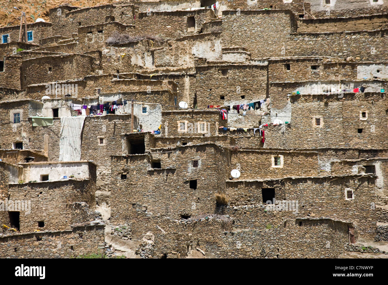 Marocchino villaggio di montagna con case costruite con materiali tradizionali di fango e pietre Foto Stock