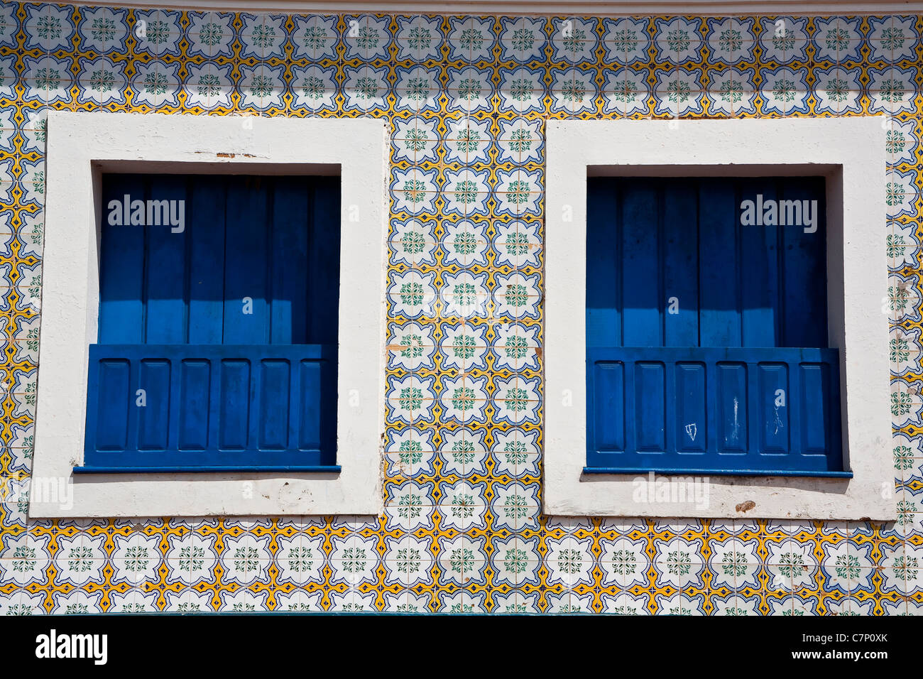 Sobrados a due piani case coloniali facciate di azulejos portoghesi principali attrazioni per i visitatori a Alcântara Maranhão Brasile Foto Stock