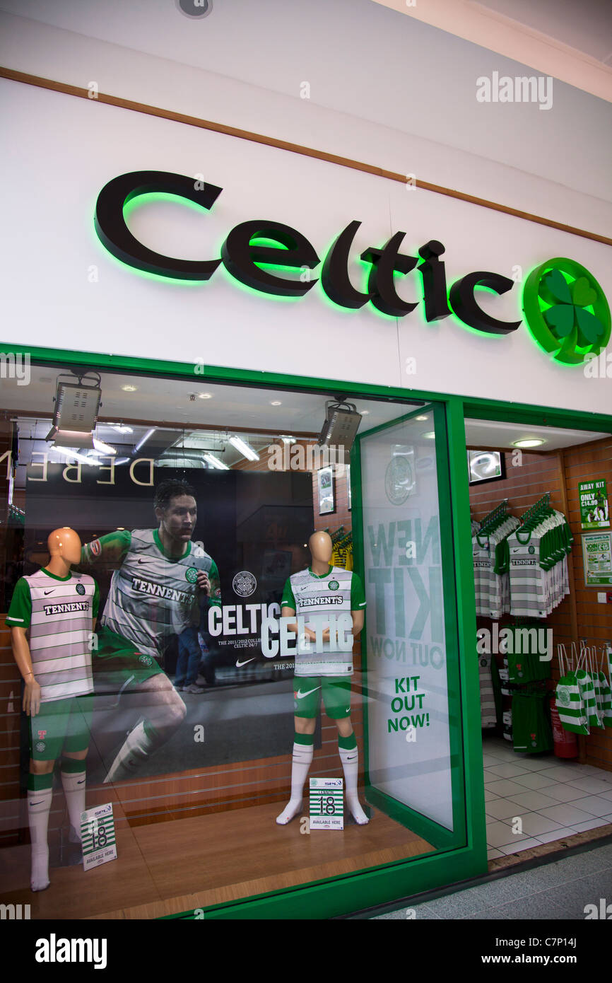 Celtic kit calcio acquisti nel negozio di cardi shopping centre Stirling, Scozia in casa e in trasferta per la vendita Foto Stock