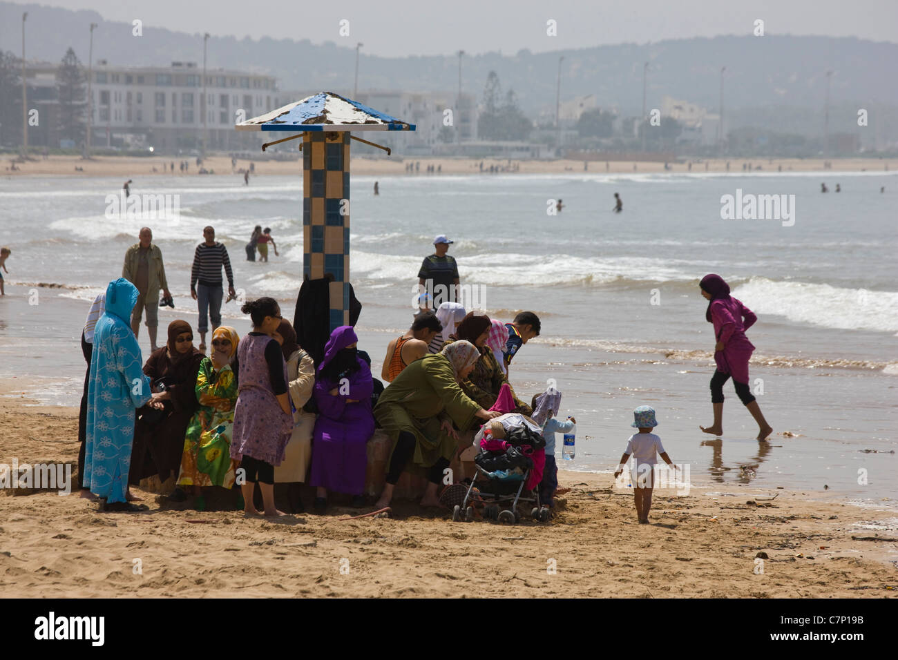 Famiglie sulla spiaggia a Essaouira, Marocco Foto Stock