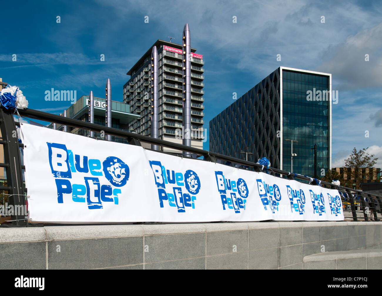 Un poster a MediaCityUK, Salford Quays, per il lancio di blu e di Pietro programma dal nuovo studio della BBC. Foto Stock