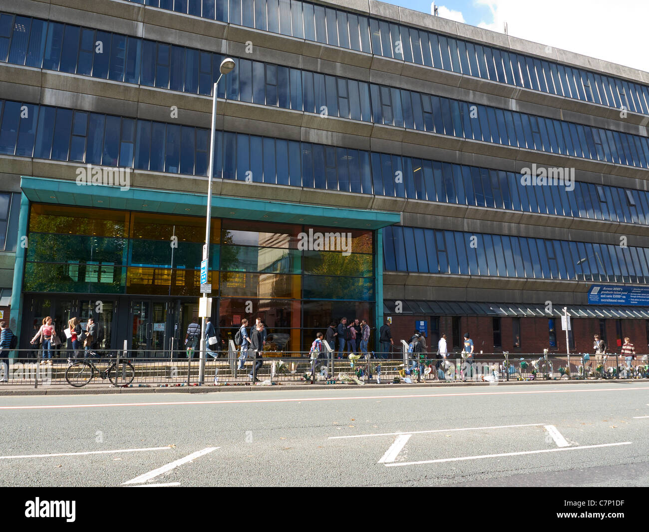 Omaggio floreale alla vittima del traffico con il Manchester Edificio - Università di Oxford Road Manchester REGNO UNITO Foto Stock