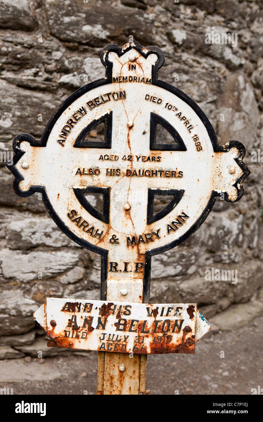 Irlanda, Co Wicklow, Glendalough, storico sito monastico, 1893 ghisa Celtic cross grave lapide di Andrew Belton figlie Foto Stock