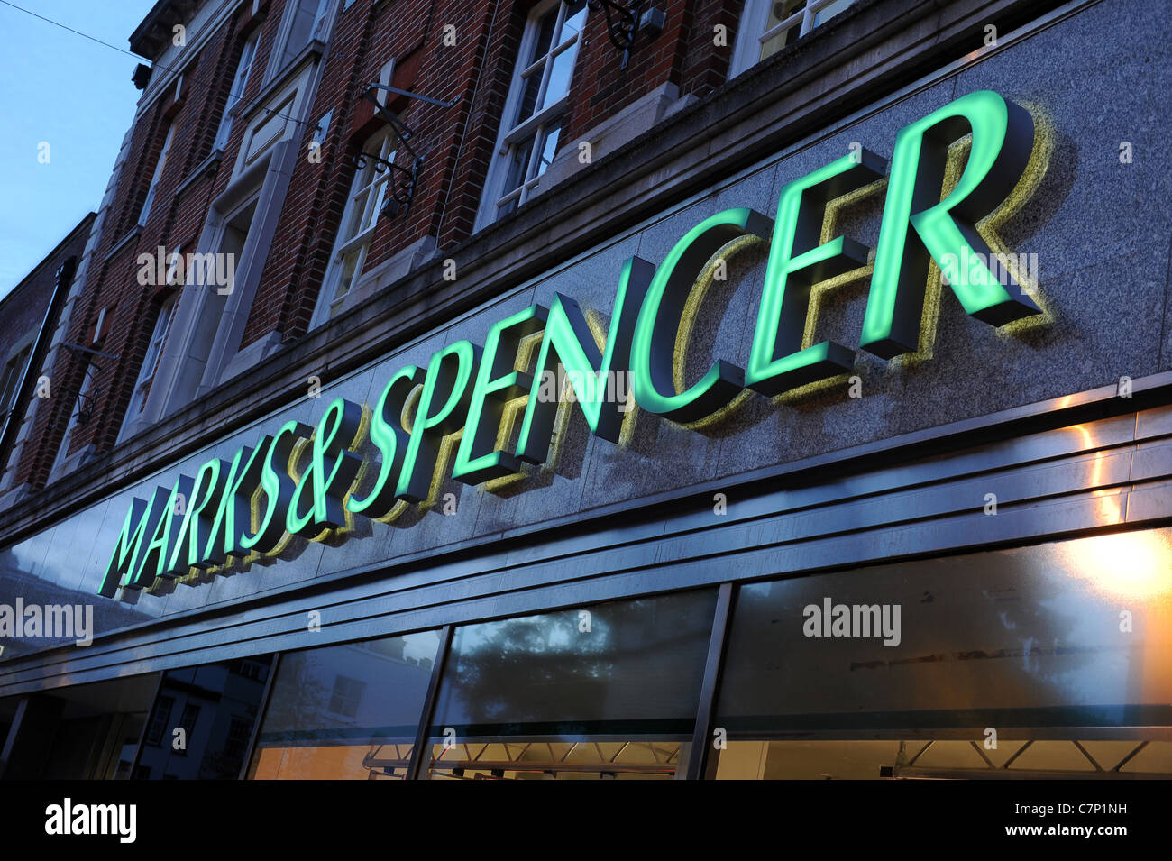 Marks & Spencer shop segno di notte in Inghilterra Cambridge Regno Unito Foto Stock