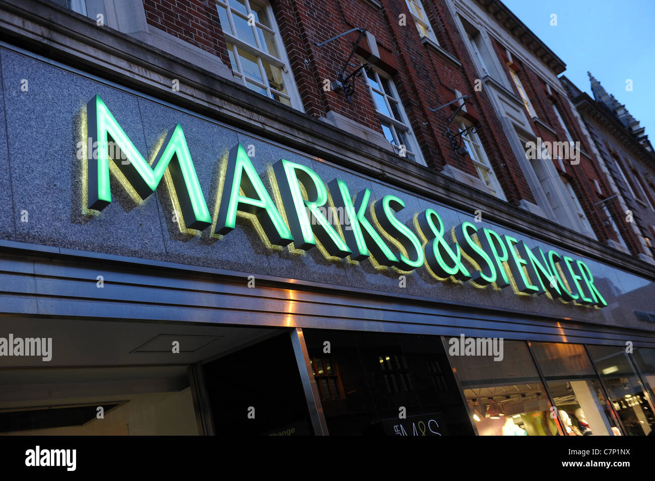 Marks & Spencer shop segno di notte in Inghilterra Cambridge Regno Unito Foto Stock