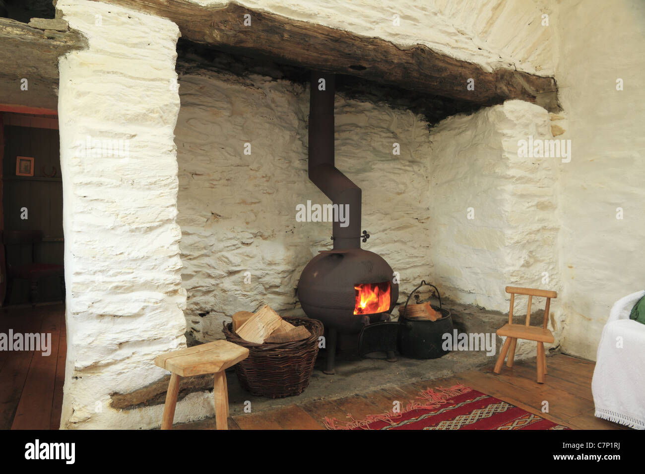 Un vaso panciuto stufa in un tradizionale caminetto irlandese, nella contea di Kerry, Repubblica di Irlanda Foto Stock