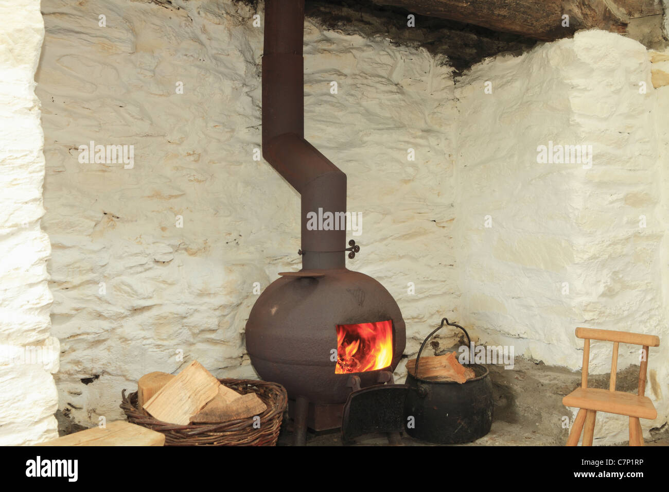 Un vaso panciuto stufa in un tradizionale caminetto irlandese, nella contea di Kerry, Repubblica di Irlanda Foto Stock