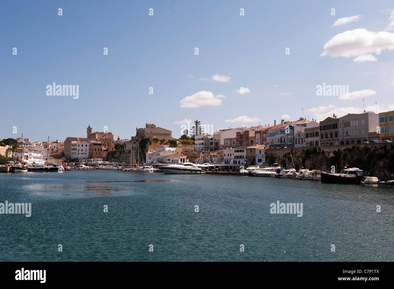 Ciutadella de Menorca porto con le barche dei pescatori in primo piano, isole Baleari, Spagna. Foto Stock